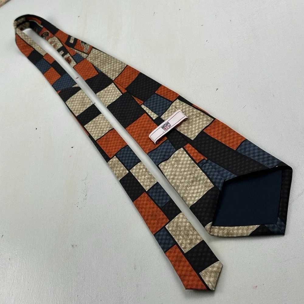 VTG Chicago Bears 100% Silk Tie Men NFL Football Logo Helmet AOP  All Over Print